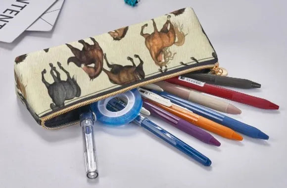 Trendiges Schlampermäppchen in Dreiecksform – 21 x 6 x 5,5 cm